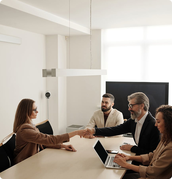 Profesionales en una reunión de negocios en oficina