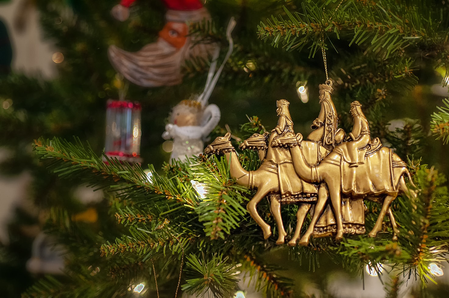 How do Spanish people celebrate Epiphany day (Día de Los Reyes Magos)?