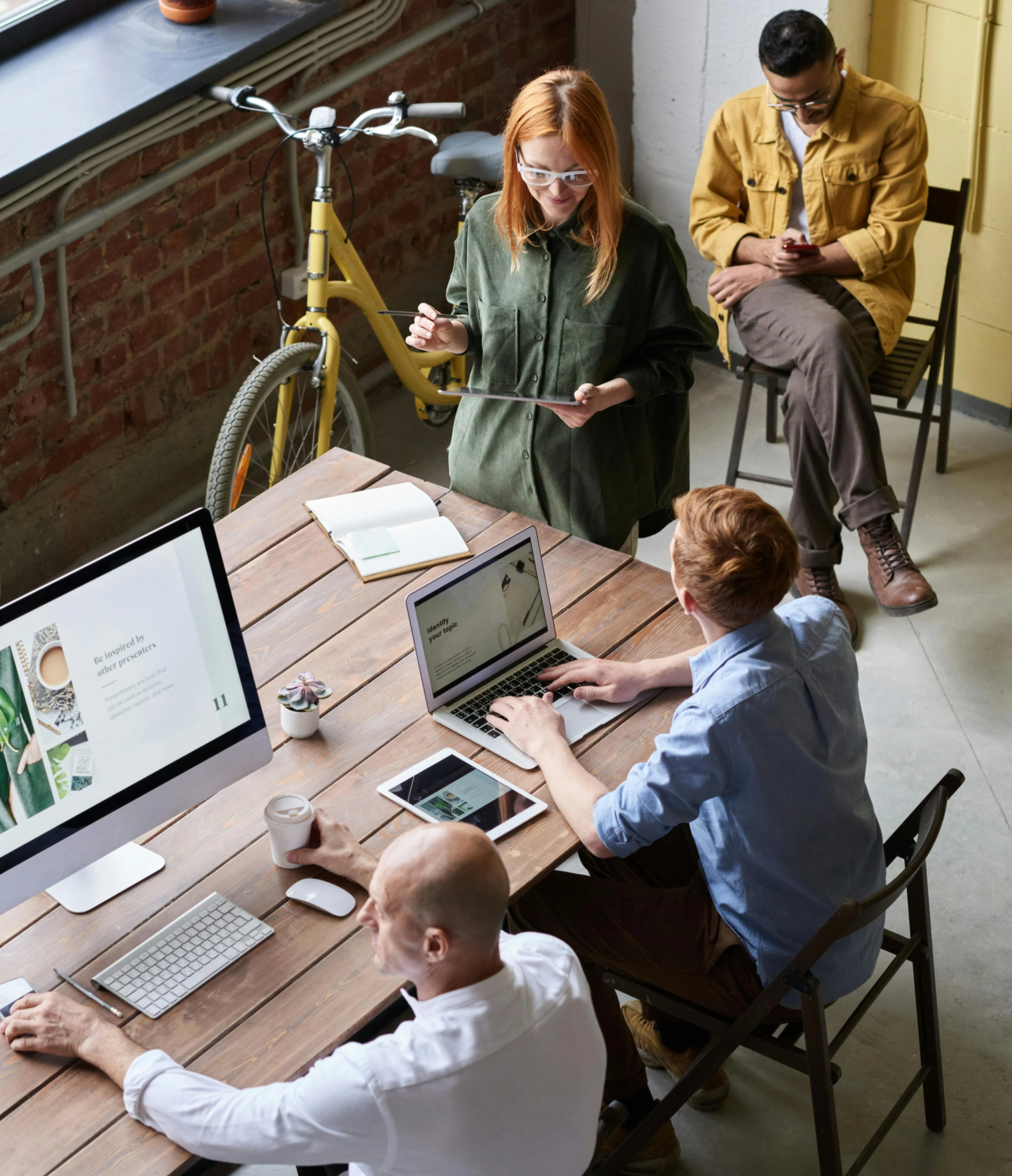 Nómada digital trabajando remotamente desde España